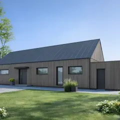 Nowoczesne domy 140 m2 z drewnianą elewacją i ciemnym dachem, otoczone zielenią.
