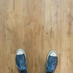 Stoję na podłodze z paneli winylowych. Zastanawiam się nad ich wadami, ale na razie cieszę się ich wyglądem.