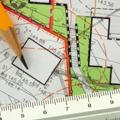 Ołówek i linijka na mapie geodezyjnej. Plan działki z wymiarami, pomocny, by znaleźć działkę po numerze.