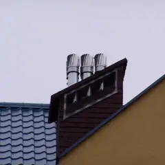 Trzy obrotowe nasady kominowe zapewniają prawidłowe zakończenie komina wentylacyjnego, chroniąc przed deszczem i wiatrem.