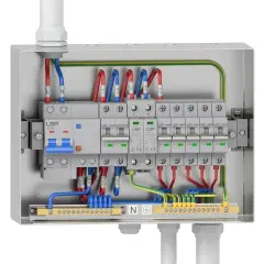 Rozdzielnica elektryczna w domu z bezpiecznikami i przewodami.