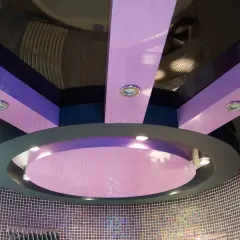 Nowoczesny sufit napinany w kolorze liliowym z wbudowanymi punktami świetlnymi, tworzący efektowną mozaikę.