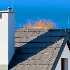 System odgromienia domu na dachu z dachówki, chroniący przed uderzeniami pioruna.