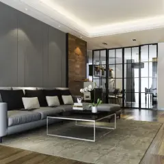 Nowoczesny salon z szarym sufitem, który stanowi świetny pomysł na sufit w salonie. Wygodna kanapa, szklane drzwi i drewniane akcenty tworzą elegancką przestrzeń.