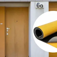 Rolka materiału samoprzylepnego, idealna, by dowiedzieć się, czym ocieplić drzwi. Zapewni ciepło i ciszę.