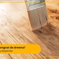 Pędzel nakłada impregnat na drewnianą podłogę. Dowiedz się, czym zabezpieczyć drewno na zewnątrz, by służyło latami.