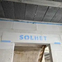 Dylatacja posadzki z pianki montażowej na styku ścian z bloczków SOLBET i stropu.