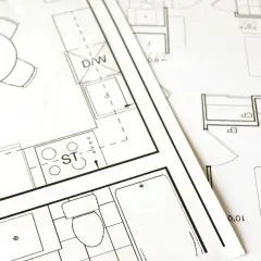 Plany architektoniczne z kuchnią, łazienką i jadalnią. Mam pozwolenie na budowę, co dalej? Czas zacząć realizację marzeń o własnym domu.
