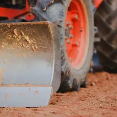 Co to jest lemiesz? To metalowa płyta z przodu traktora, która zgarnia ziemię, ułatwiając pracę na budowie.