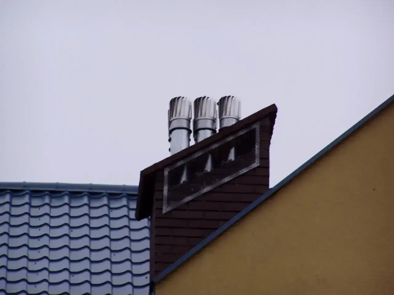 Trzy obrotowe nasady kominowe zapewniają prawidłowe zakończenie komina wentylacyjnego, chroniąc przed deszczem i wiatrem.