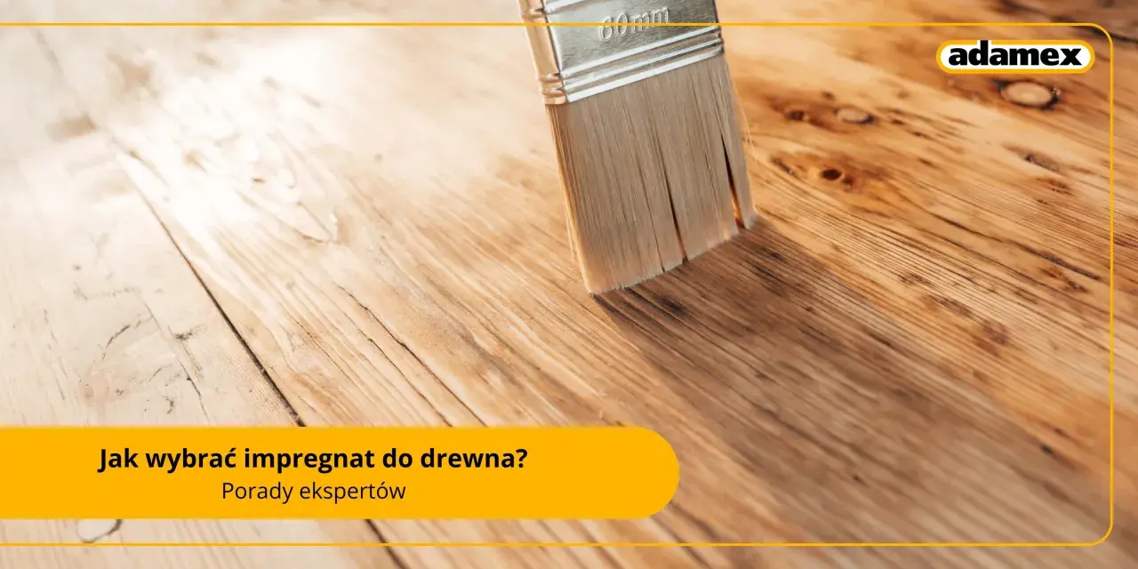 Pędzel nakłada impregnat na drewnianą podłogę. Dowiedz się, czym zabezpieczyć drewno na zewnątrz, by służyło latami.
