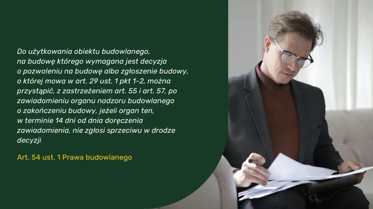 Mężczyzna w okularach analizuje dokumenty dotyczące oddania budynku do użytkowania, zgodnie z Prawem budowlanym.