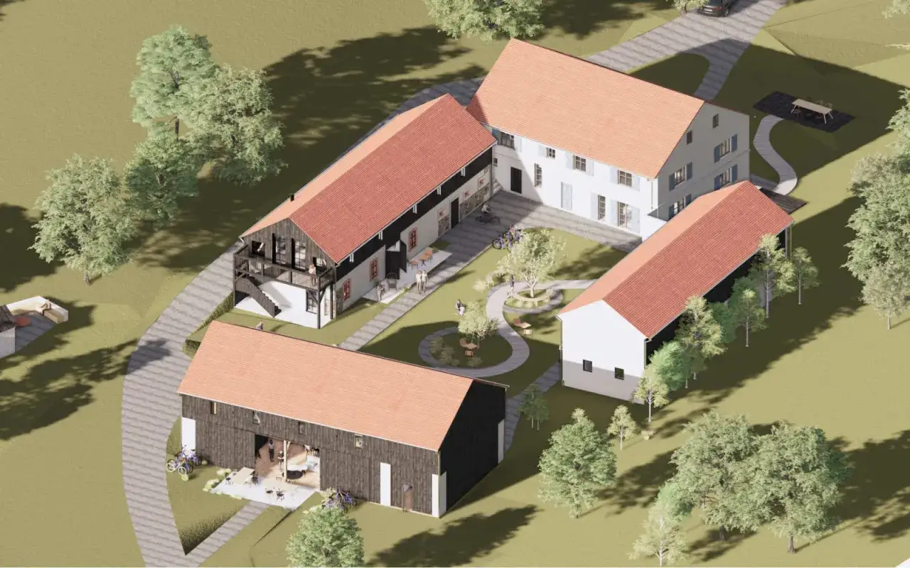 Wizualizacja projektu agroturystyki: tradycyjne budynki z czerwonymi dachami, dziedziniec z drzewami, ławkami i ścieżkami, otoczone zielenią.
