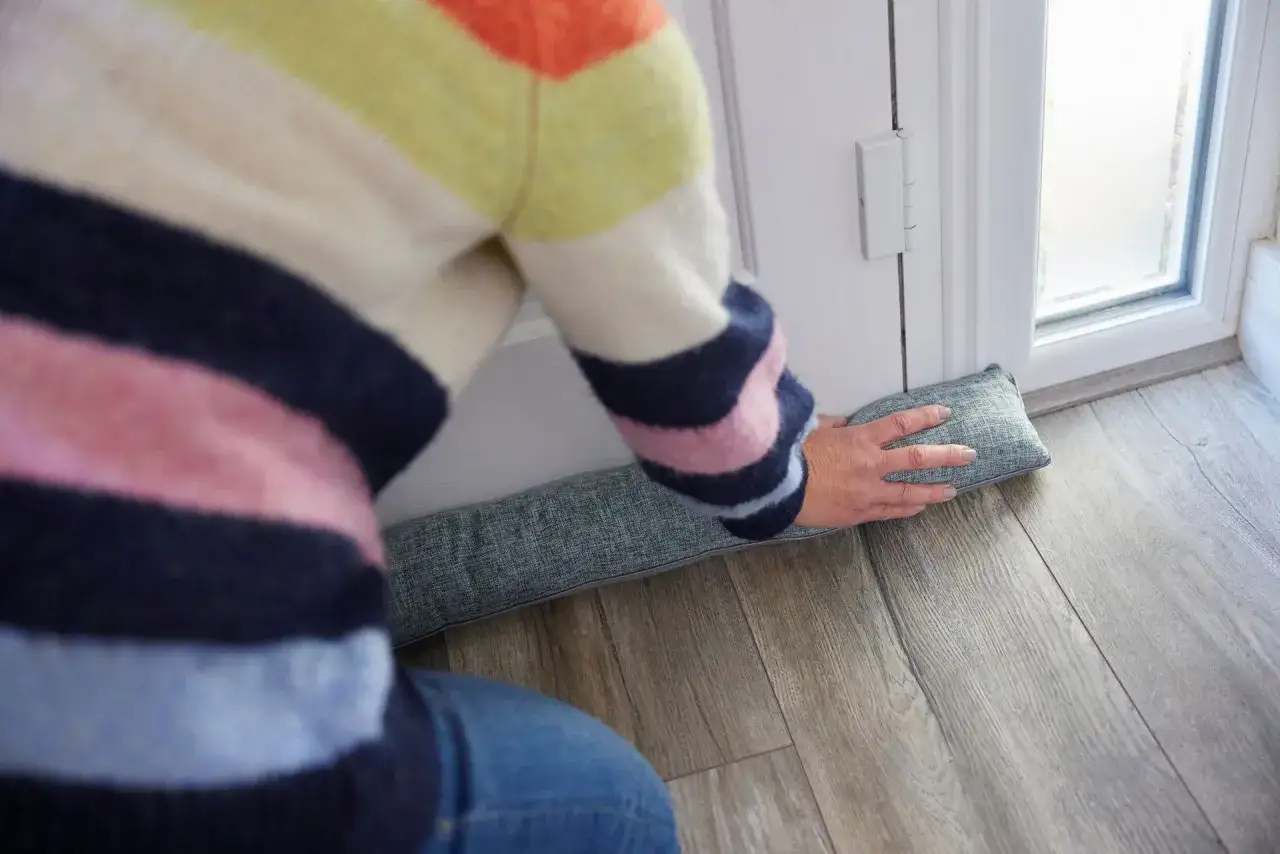 ocieplanie drzwi wejściowych uszczelki próg mata izolacyjna